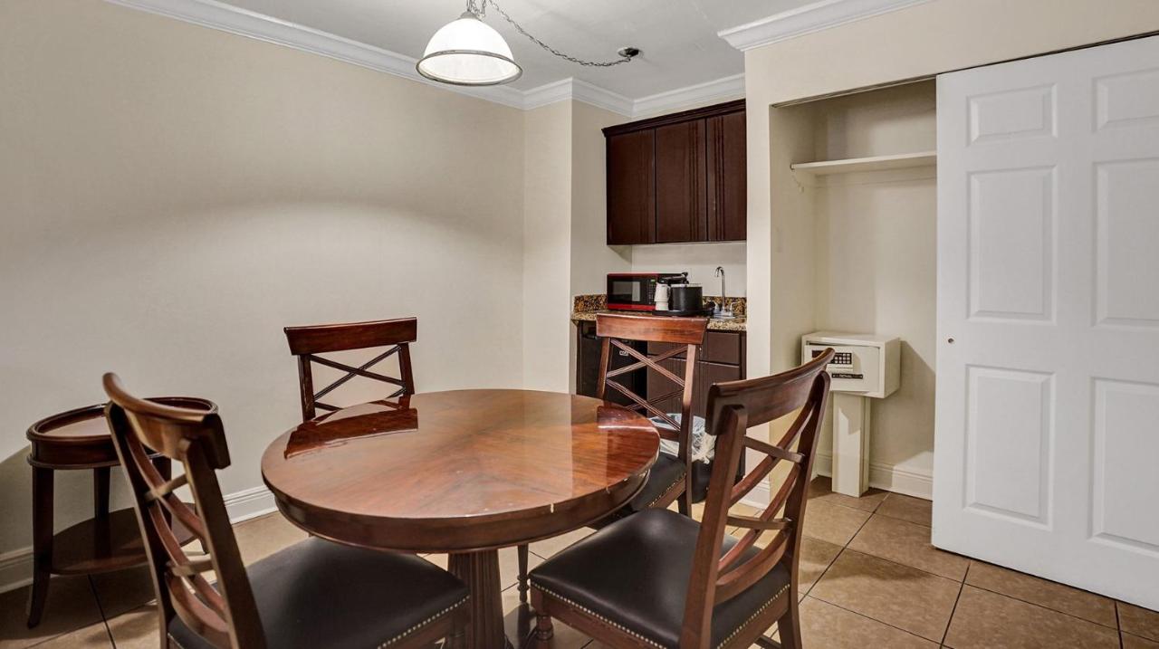 Econo Lodge Inn & Suites Fort Lauderdale North
