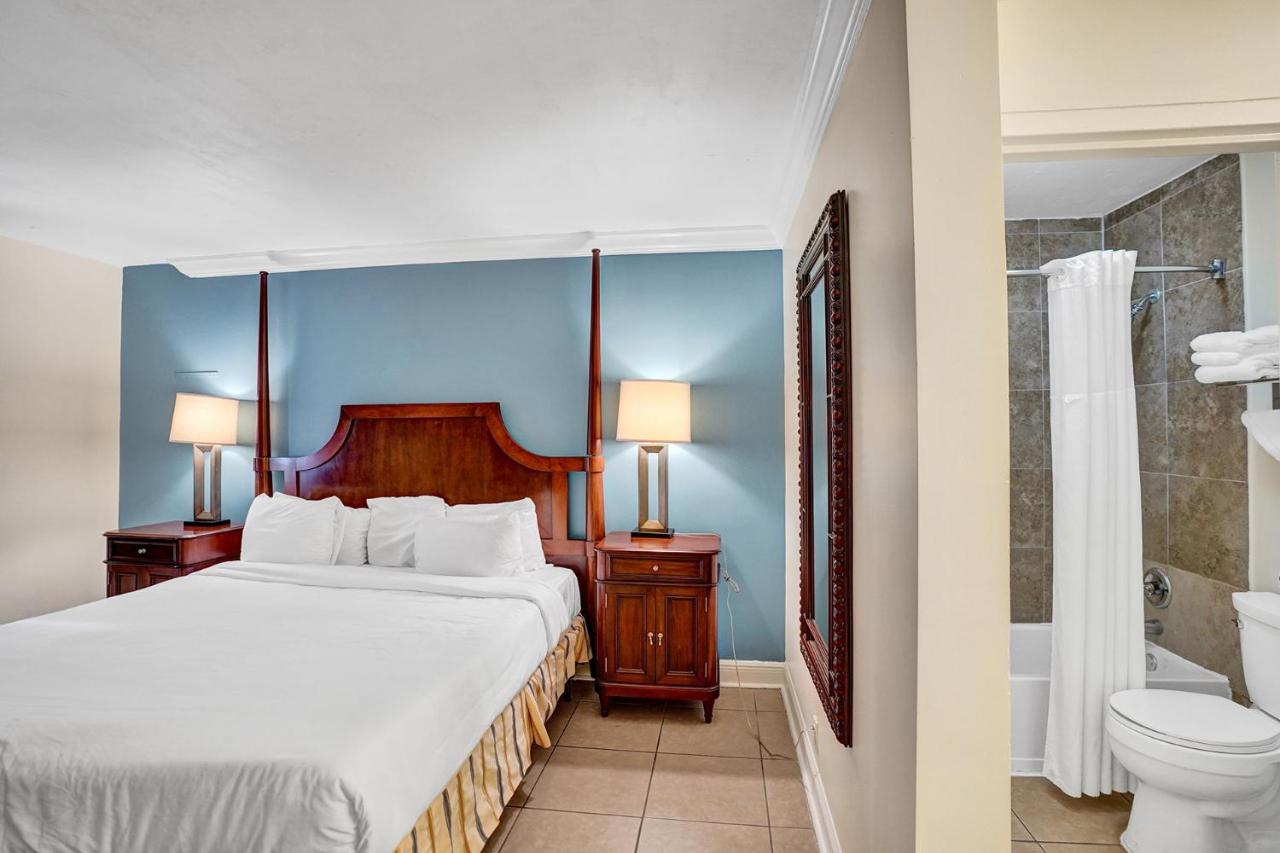 Econo Lodge Inn & Suites Fort Lauderdale North
