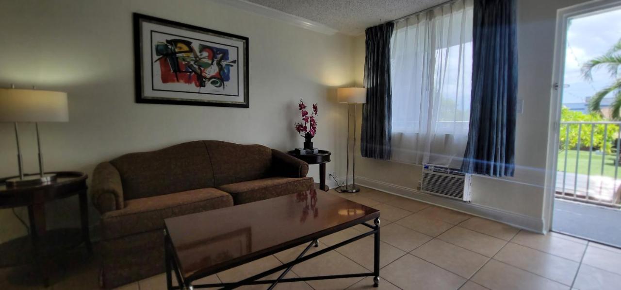 Traditional Suite King Bed Poolside at Econo Lodge Inn & Suites Fort Lauderdale North