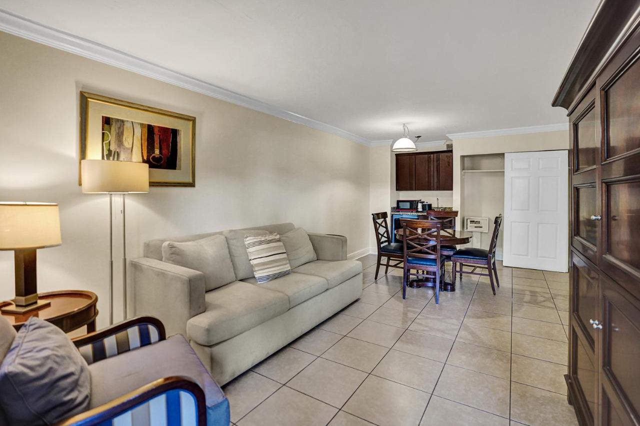 Traditional Suite King Bed Poolside at Econo Lodge Inn & Suites Fort Lauderdale North