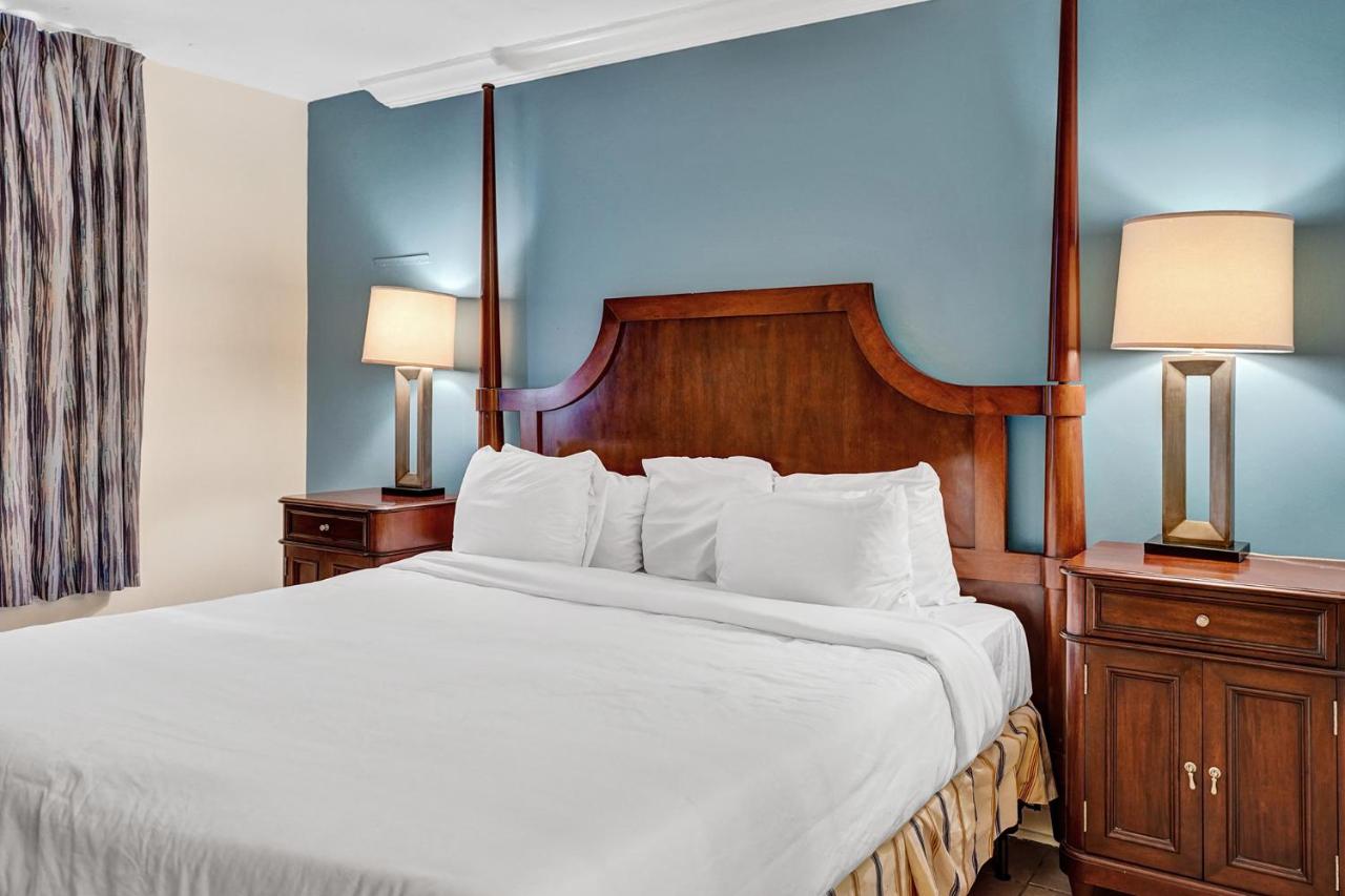 Traditional Suite King Bed Poolside at Econo Lodge Inn & Suites Fort Lauderdale North