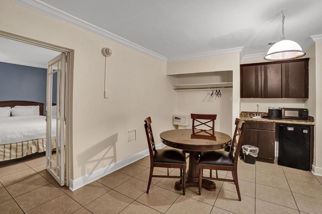 Traditional Suite King Bed Poolside at Econo Lodge Inn & Suites Fort Lauderdale North