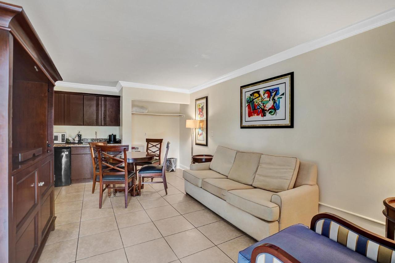 Econo Lodge Inn & Suites Fort Lauderdale North
