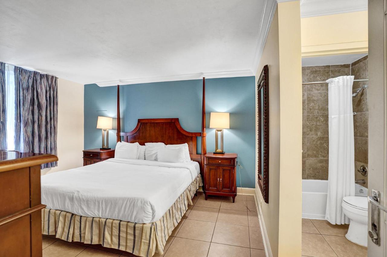 Traditional Suite King Bed Poolside at Econo Lodge Inn & Suites Fort Lauderdale North
