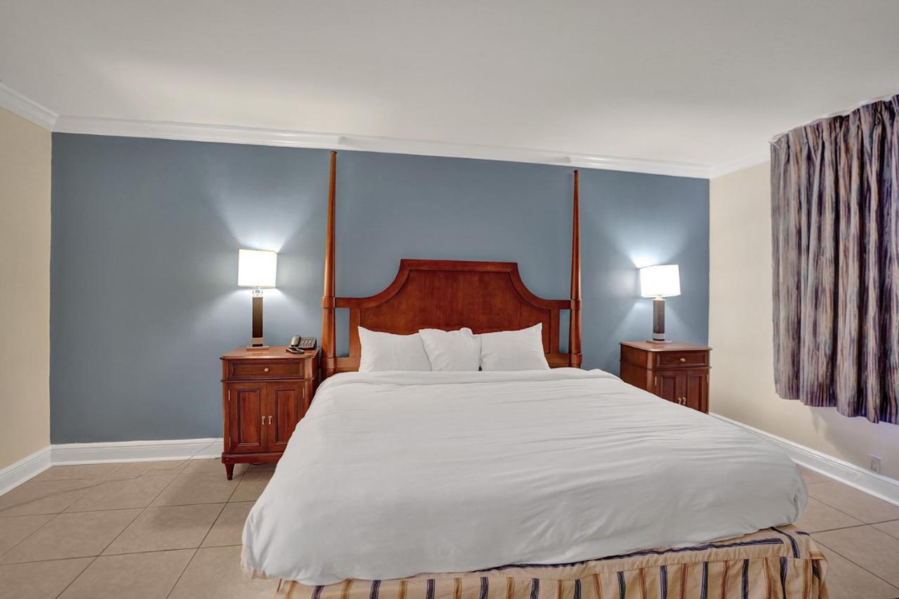 King Suite Accessible at Econo Lodge Inn & Suites Fort Lauderdale North