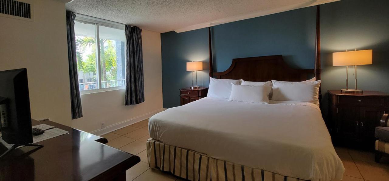 Traditional Suite King Bed Poolside at Econo Lodge Inn & Suites Fort Lauderdale North