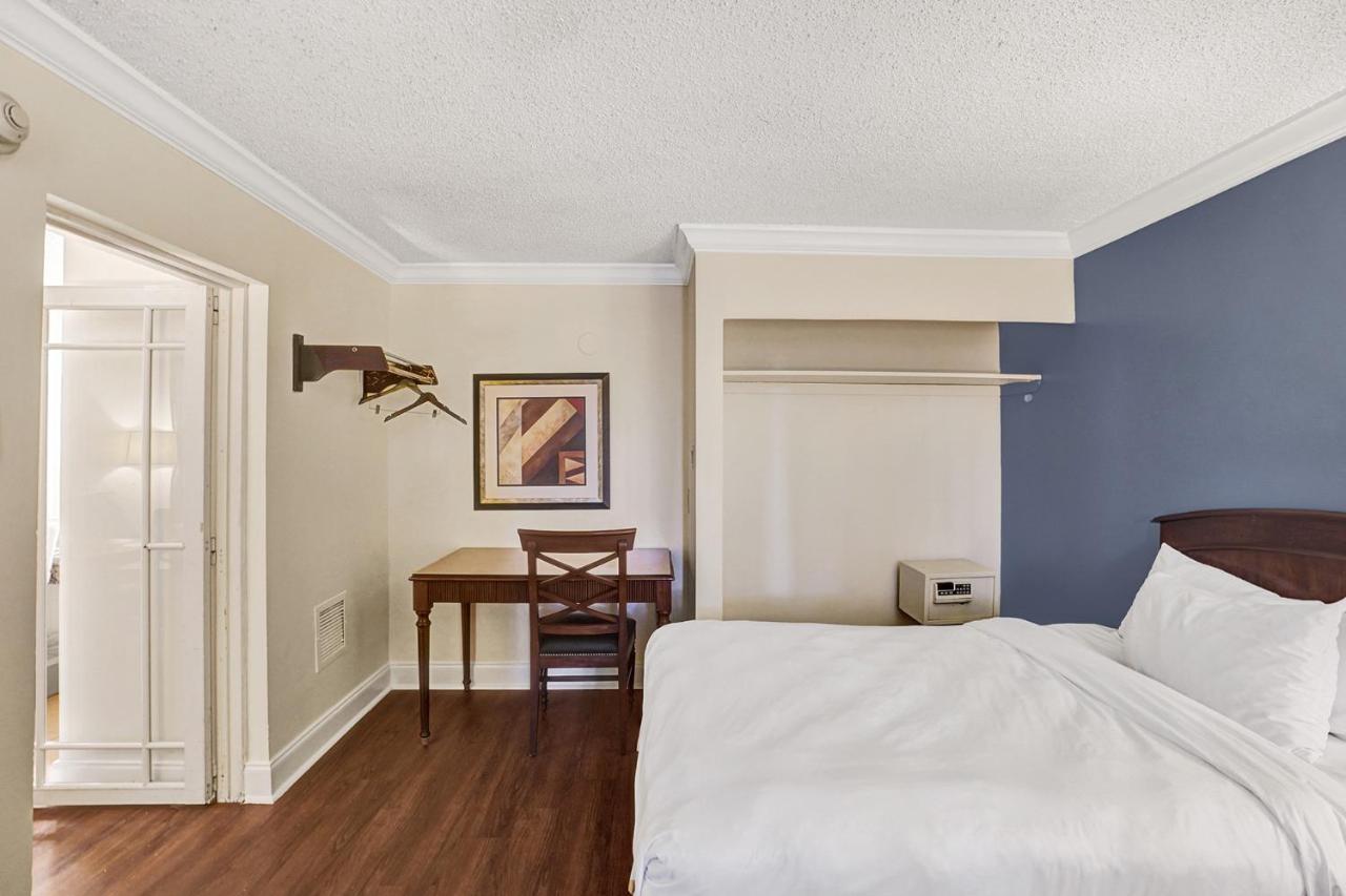 Traditional Suite King Bed Poolside at Econo Lodge Inn & Suites Fort Lauderdale North