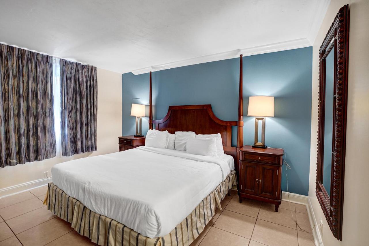 Traditional Suite King Bed Poolside at Econo Lodge Inn & Suites Fort Lauderdale North