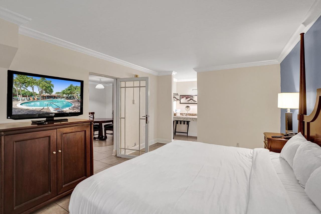 Traditional Suite King Bed Poolside at Econo Lodge Inn & Suites Fort Lauderdale North