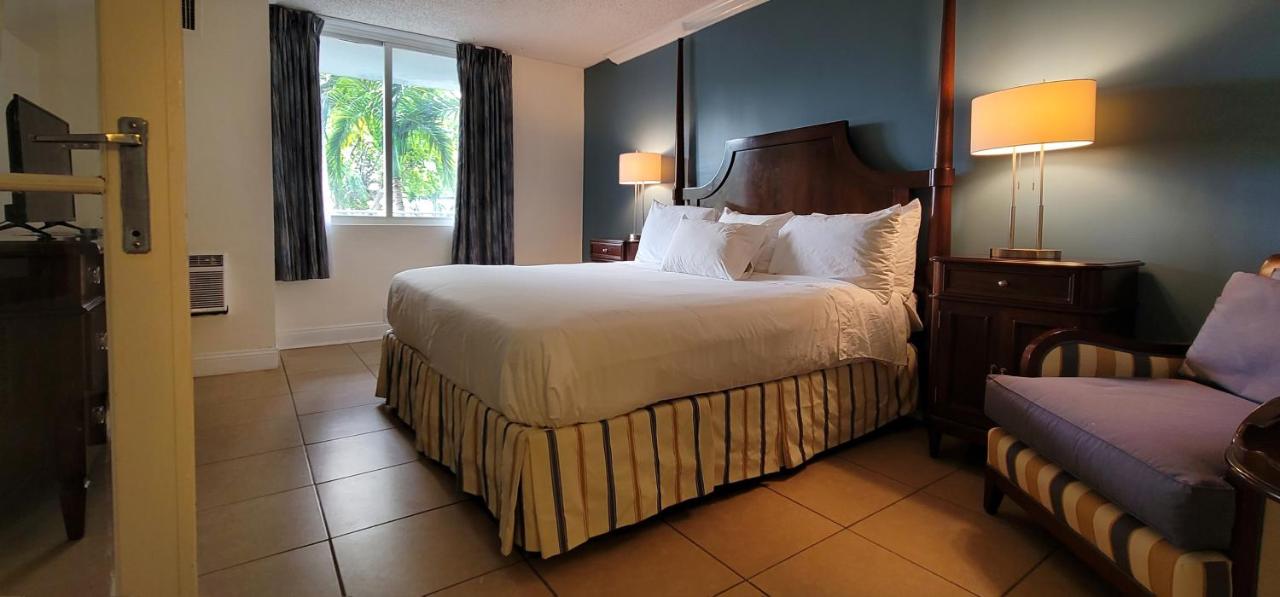 Traditional Suite King Bed Poolside at Econo Lodge Inn & Suites Fort Lauderdale North