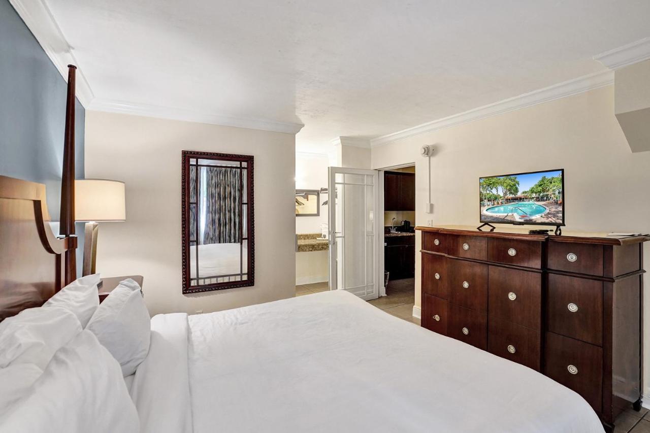 Traditional Suite King Bed Poolside at Econo Lodge Inn & Suites Fort Lauderdale North