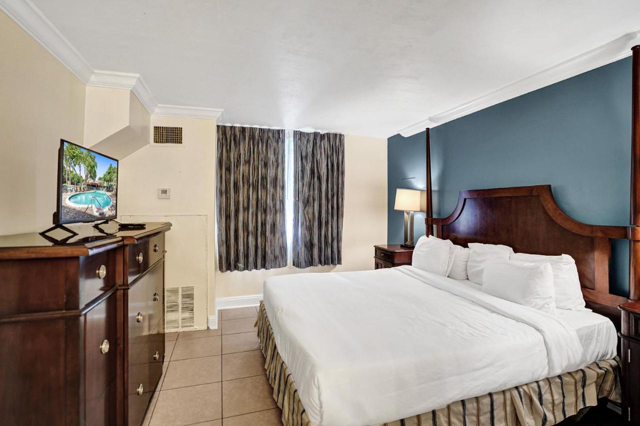 Traditional Suite King Bed Poolside at Econo Lodge Inn & Suites Fort Lauderdale North