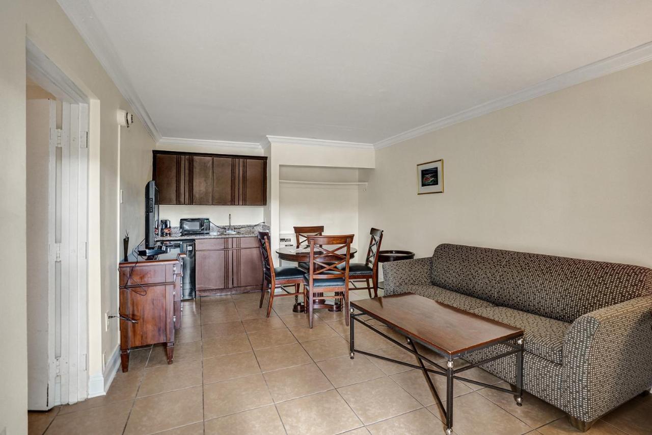 Econo Lodge Inn & Suites Fort Lauderdale North