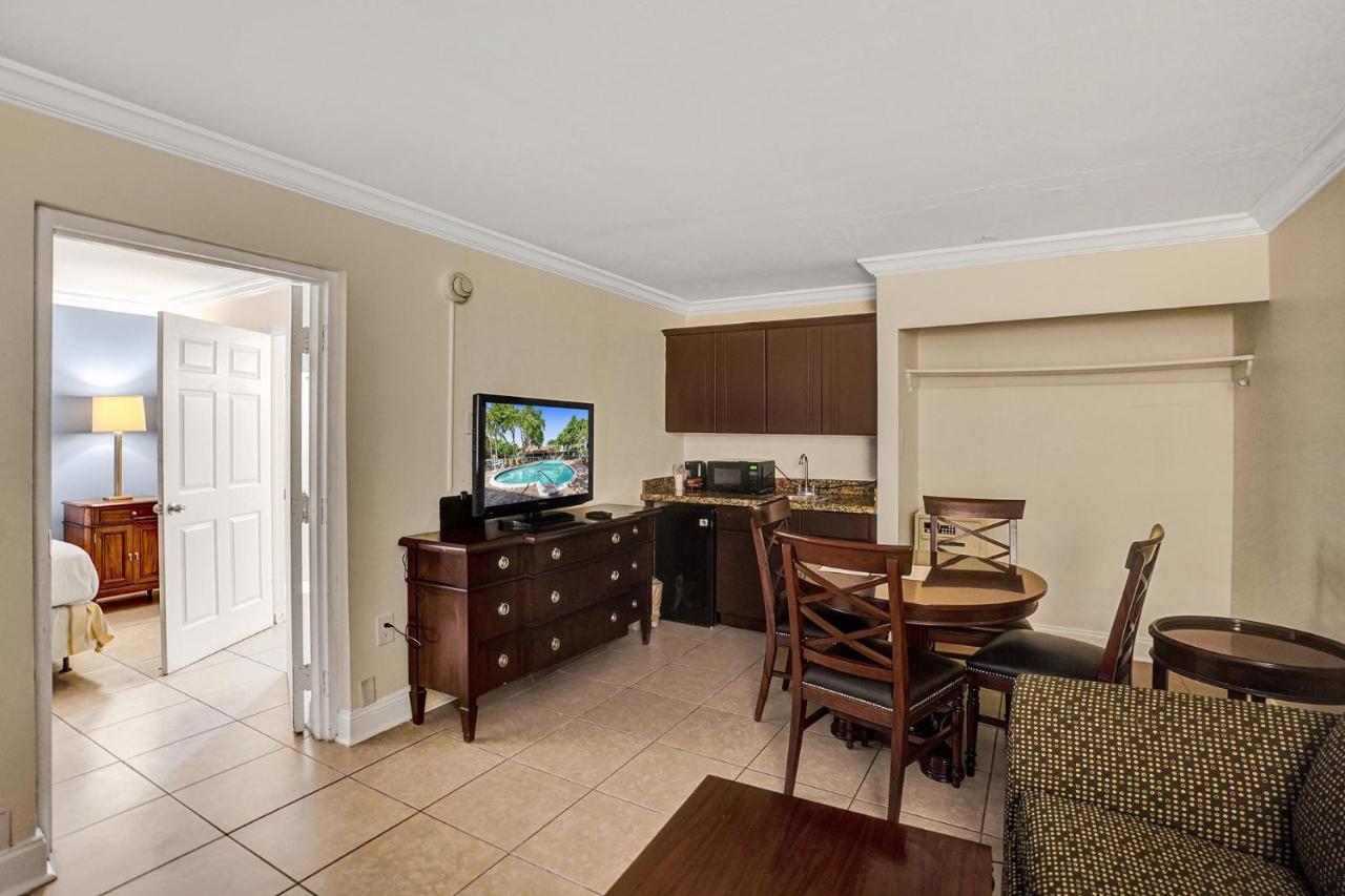 Traditional Suite King Bed Poolside at Econo Lodge Inn & Suites Fort Lauderdale North