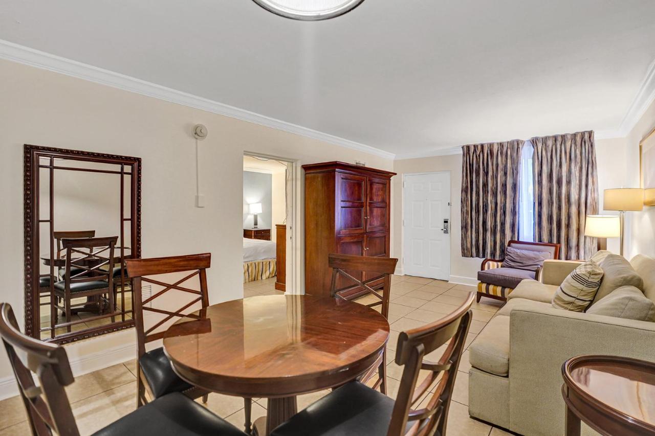 Econo Lodge Inn & Suites Fort Lauderdale North