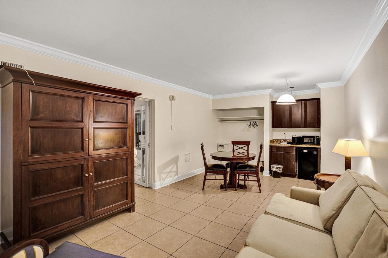 Traditional Suite King Bed Poolside at Econo Lodge Inn & Suites Fort Lauderdale North