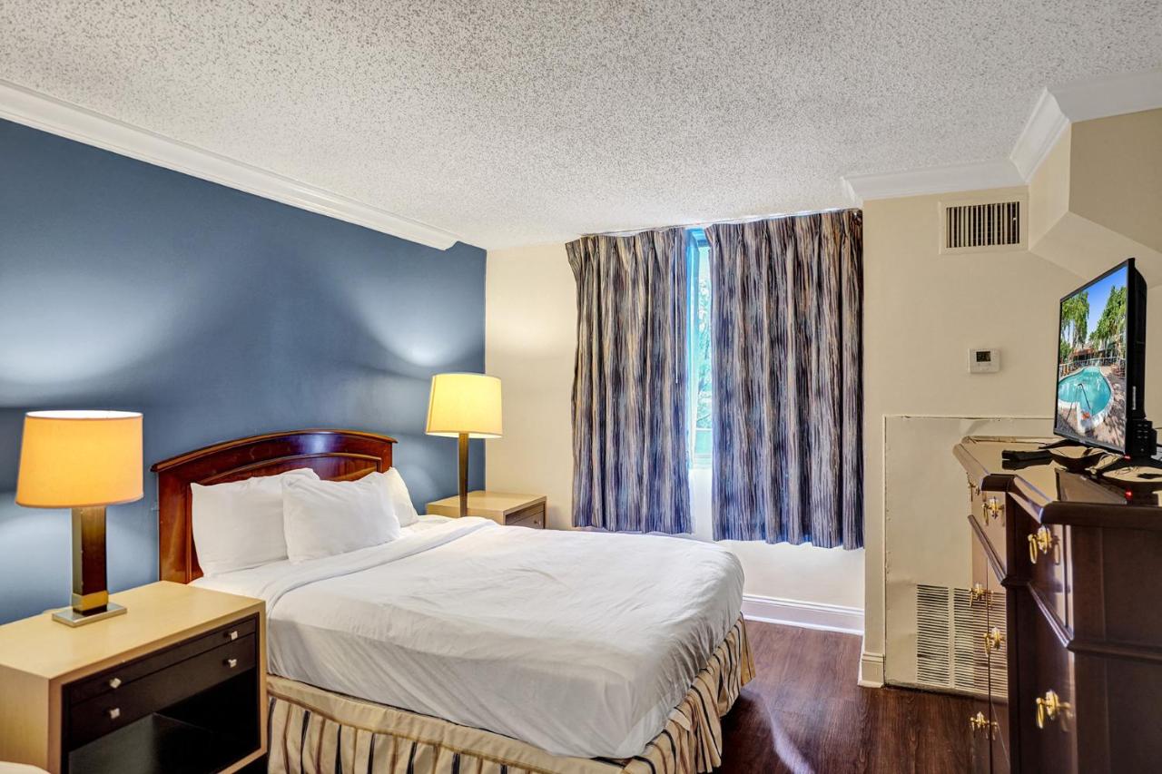 Traditional Suite King Bed Poolside at Econo Lodge Inn & Suites Fort Lauderdale North