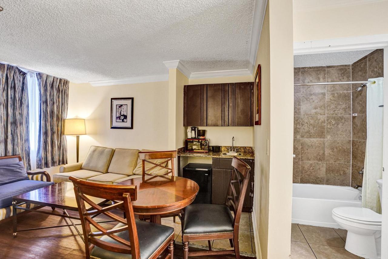 Econo Lodge Inn & Suites Fort Lauderdale North