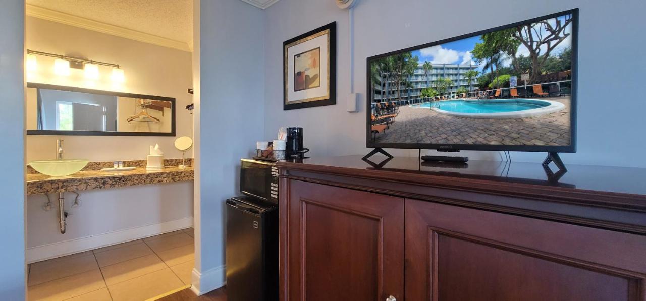Econo Lodge Inn & Suites Fort Lauderdale North