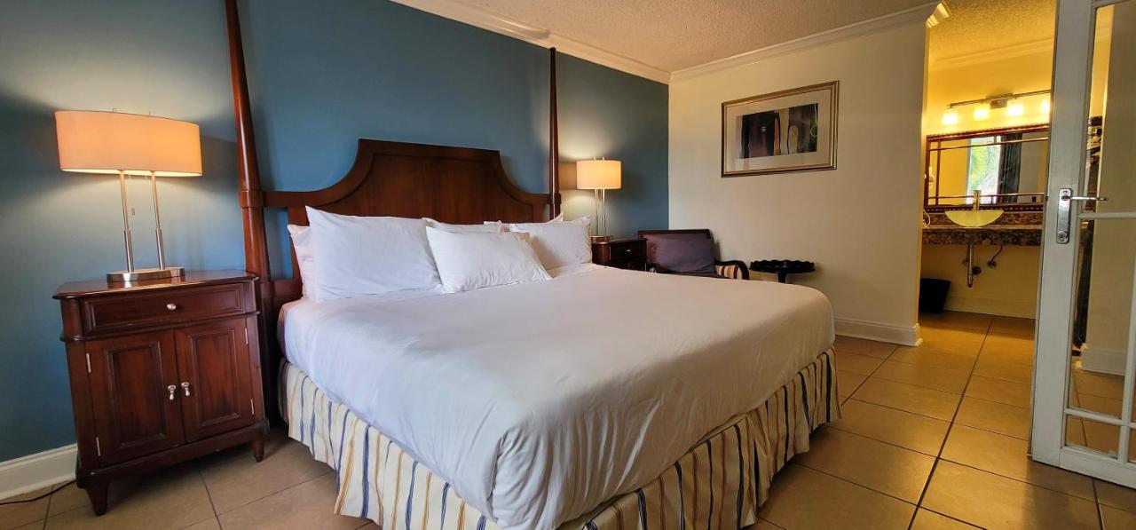 Econo Lodge Inn & Suites Fort Lauderdale North