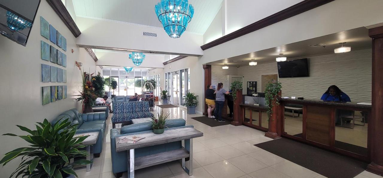 Econo Lodge Inn & Suites Fort Lauderdale North