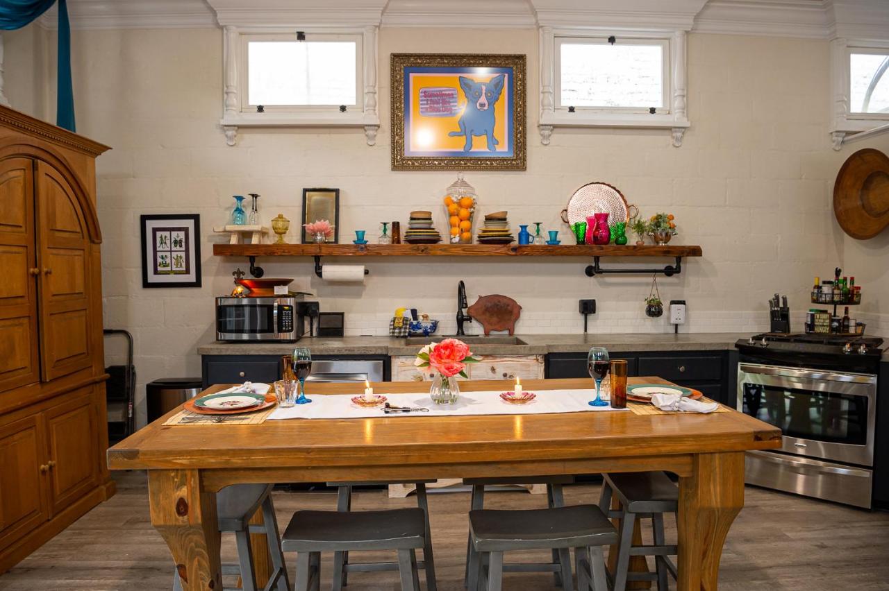 | Chateau Royale, Pet Friendly, On Bayou, Downtown!