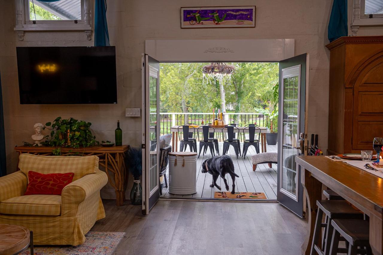 | Chateau Royale, Pet Friendly, On Bayou, Downtown!