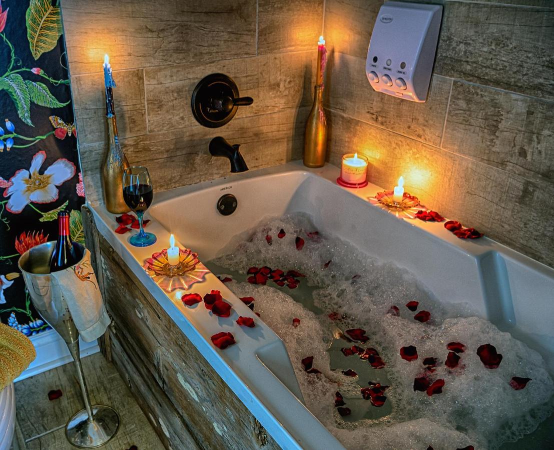| Chateau Royale, Pet Friendly, On Bayou, Downtown!