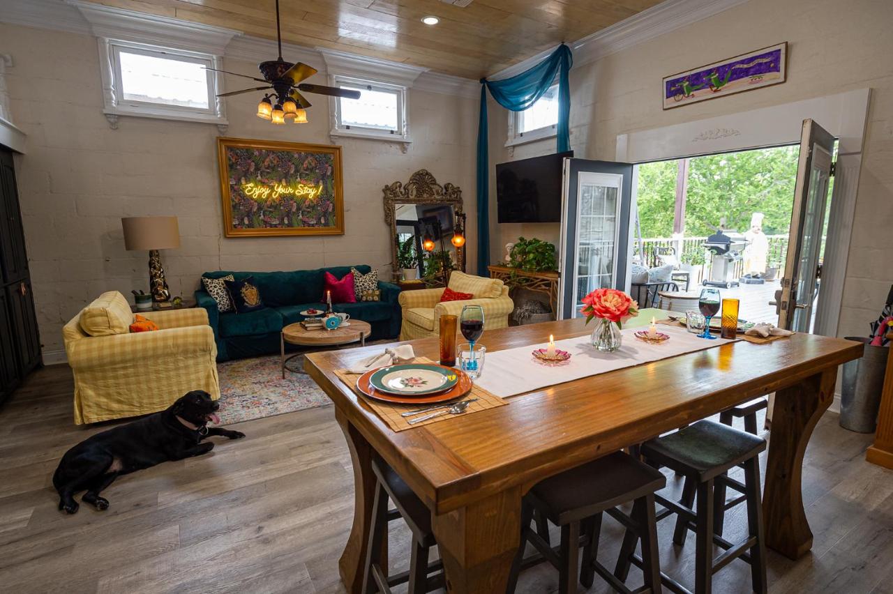 | Chateau Royale, Pet Friendly, On Bayou, Downtown!