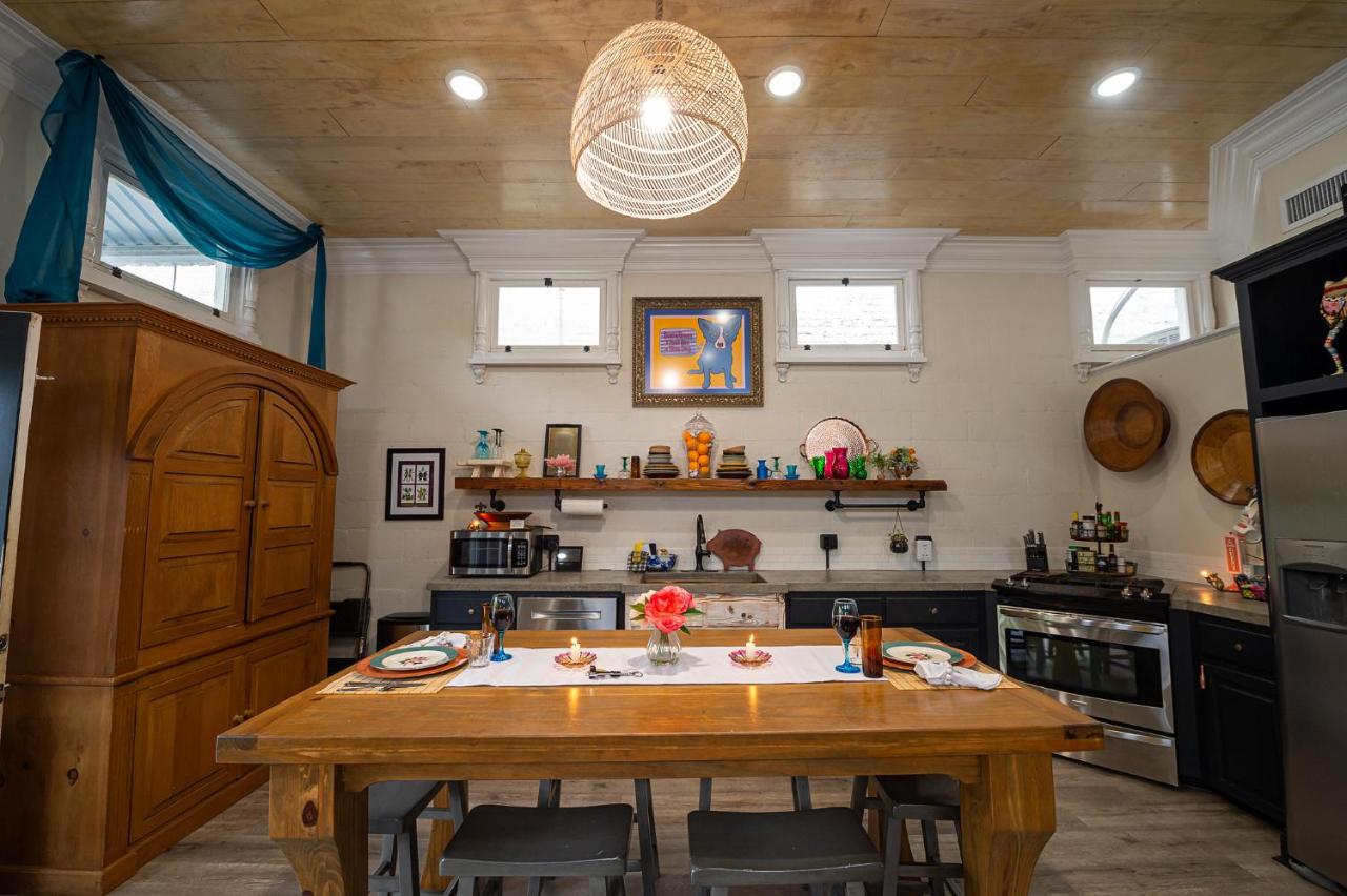 | Chateau Royale, Pet Friendly, On Bayou, Downtown!