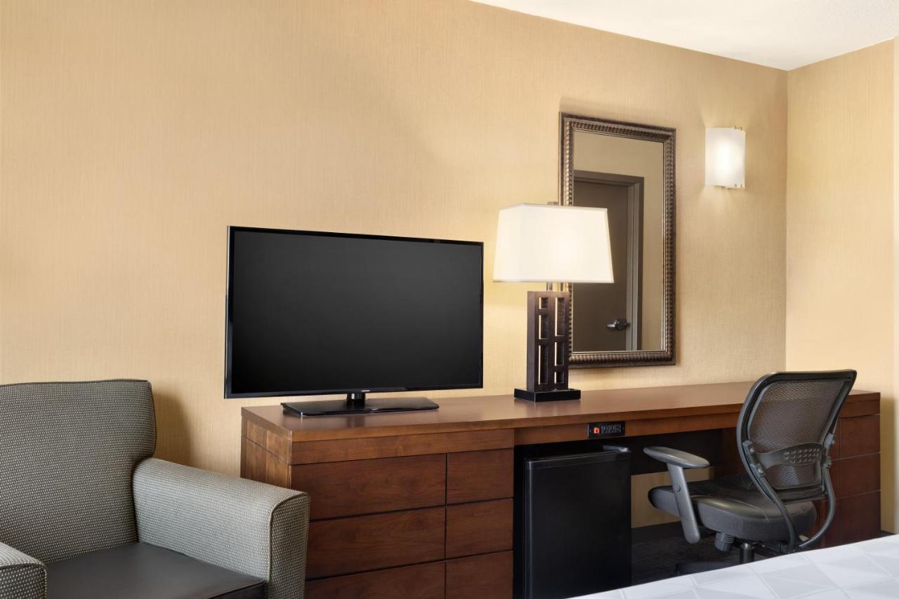 Double Room with Two Double Beds - Non-Smoking at Holiday Inn National Airport/Crystal City by IHG