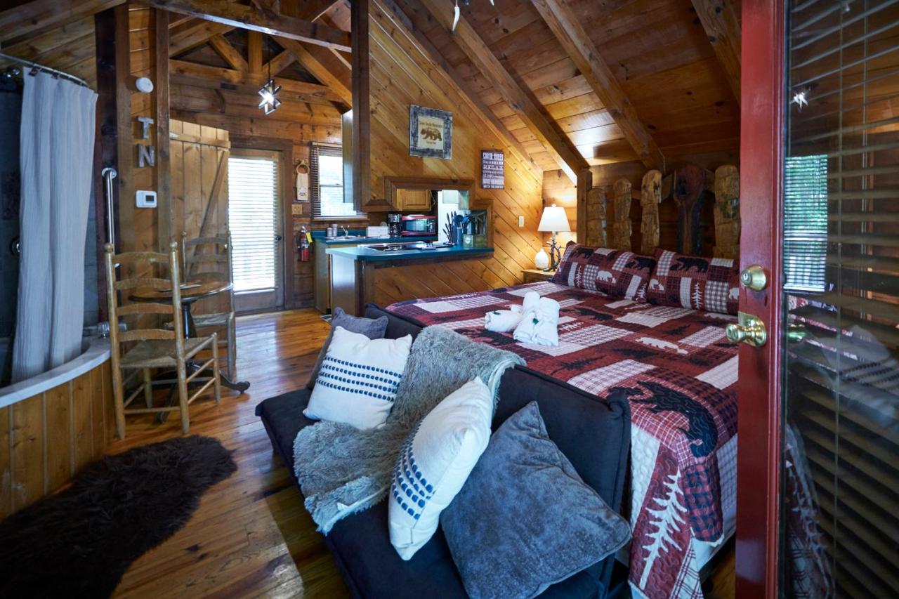 | Gatlinburg Area Hottub Cabin - Ladyslipper