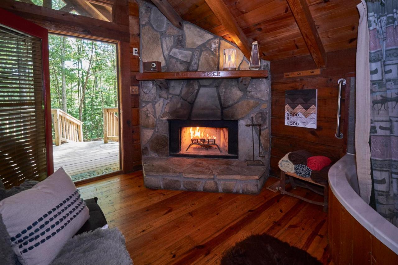 | Gatlinburg Area Hottub Cabin - Ladyslipper