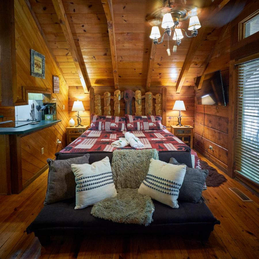 | Gatlinburg Area Hottub Cabin - Ladyslipper