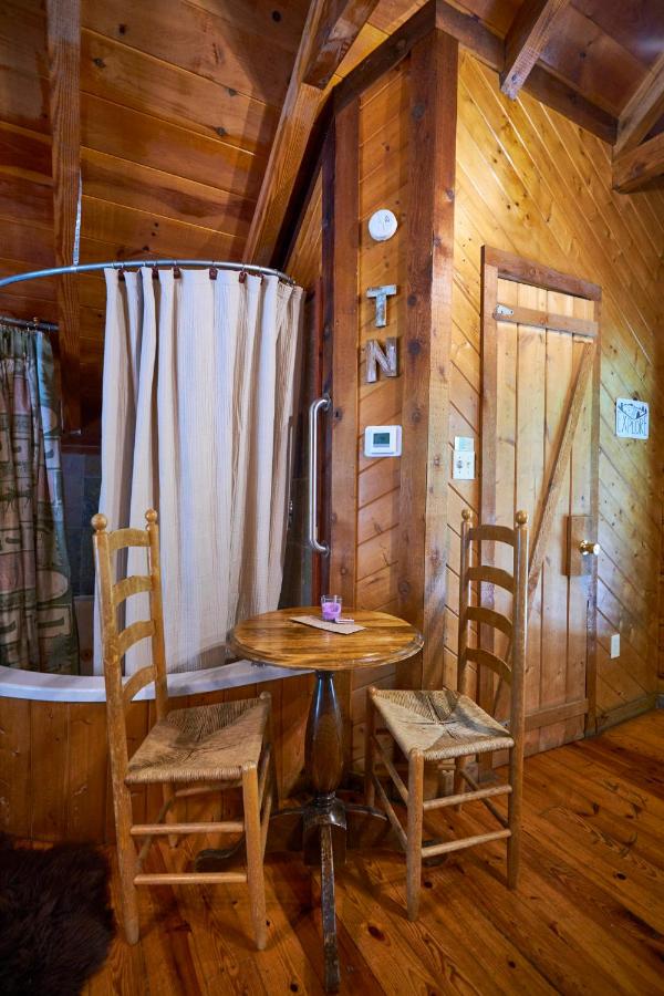 | Gatlinburg Area Hottub Cabin - Ladyslipper