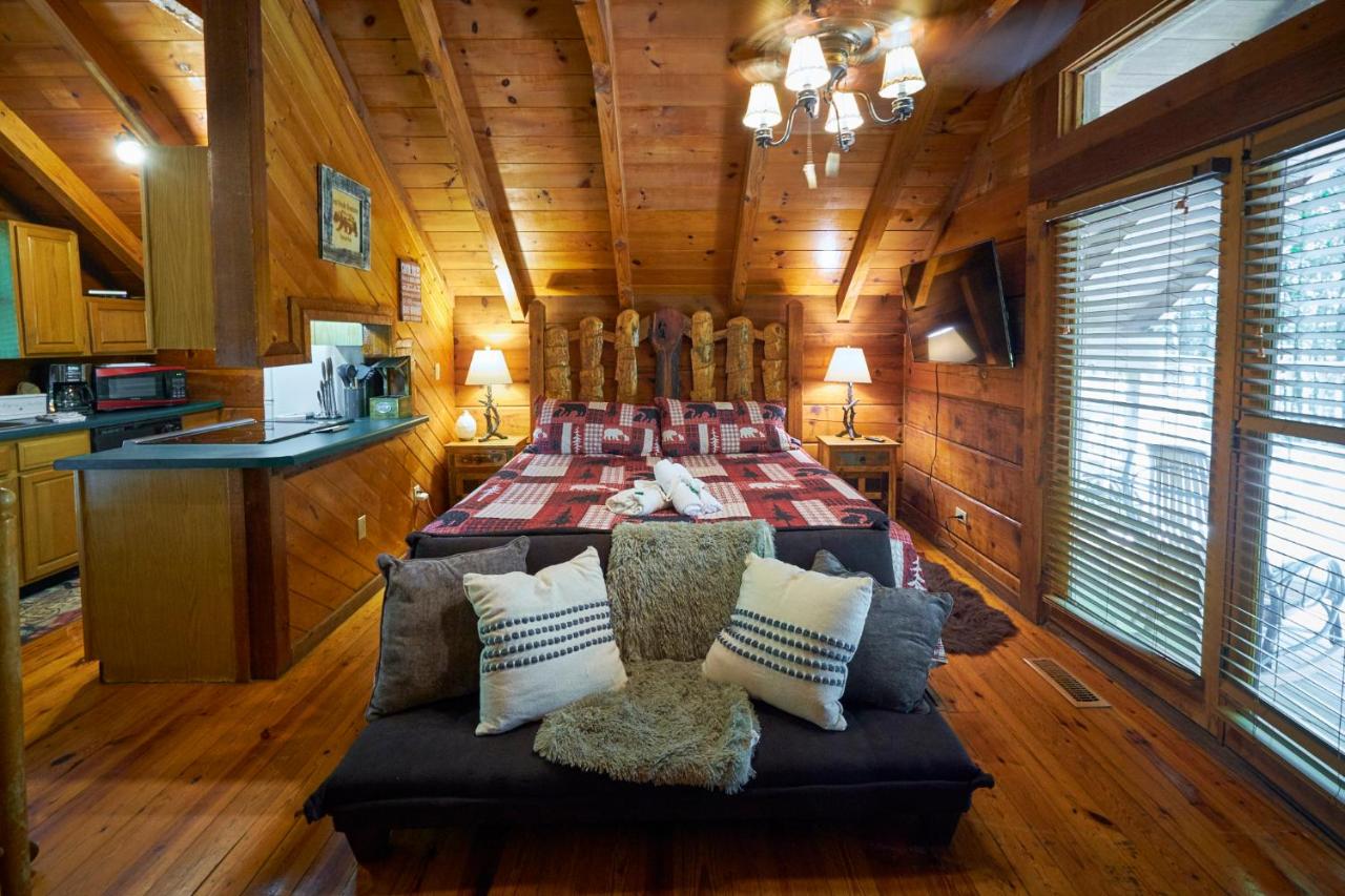 | Gatlinburg Area Hottub Cabin - Ladyslipper