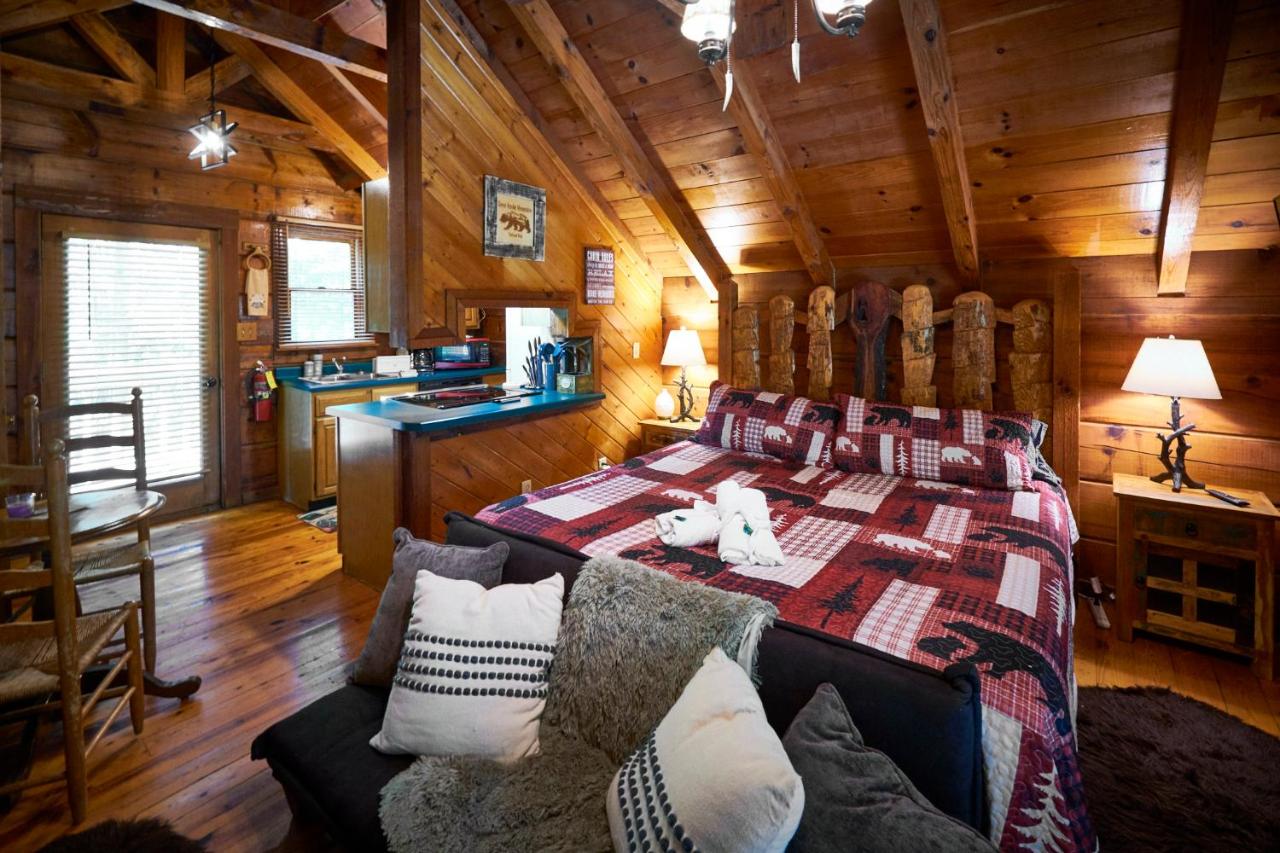 | Gatlinburg Area Hottub Cabin - Ladyslipper