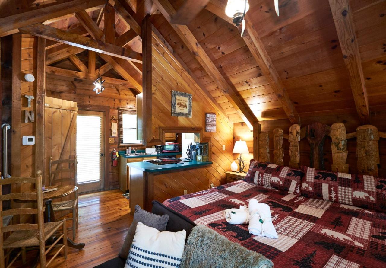 | Gatlinburg Area Hottub Cabin - Ladyslipper