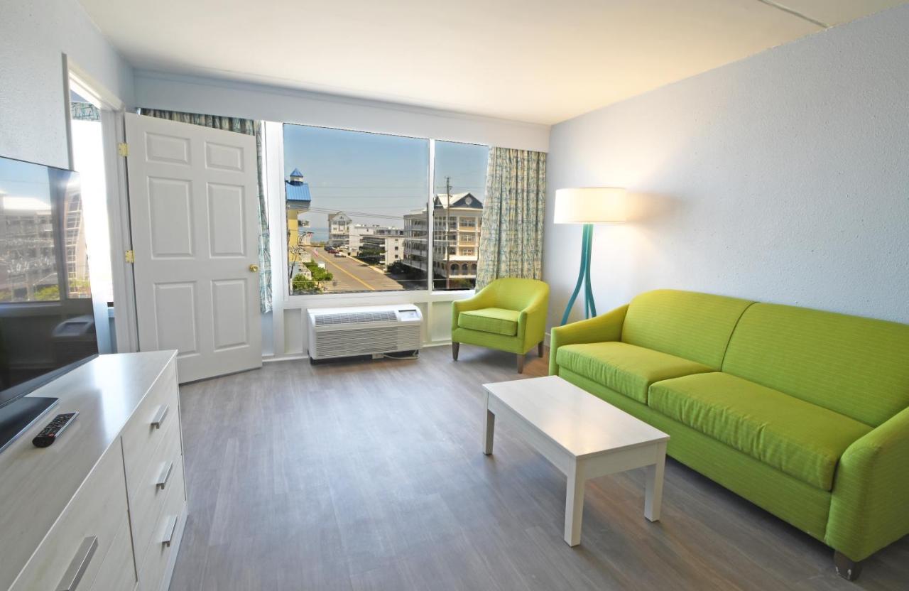 Deluxe King Suite - No Pets Allowed at Fenwick Inn