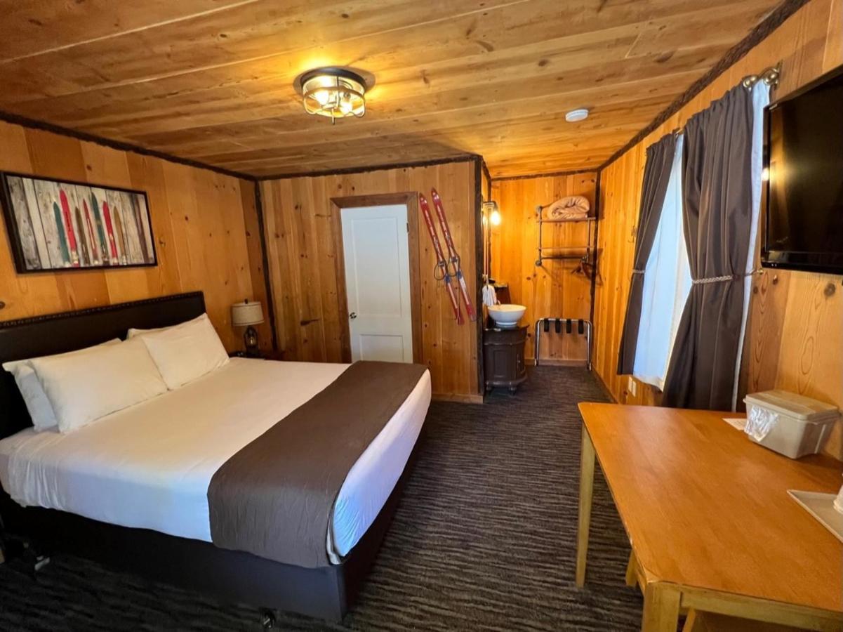 Queen Room at Shasta Inn