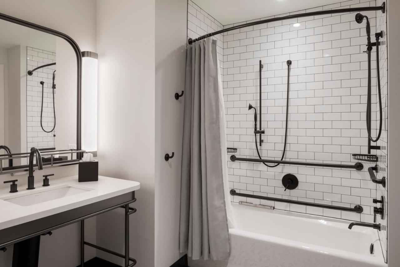 Corner King Room with Bath Tub - Mobility Accesss at Canopy By Hilton Boston Downtown