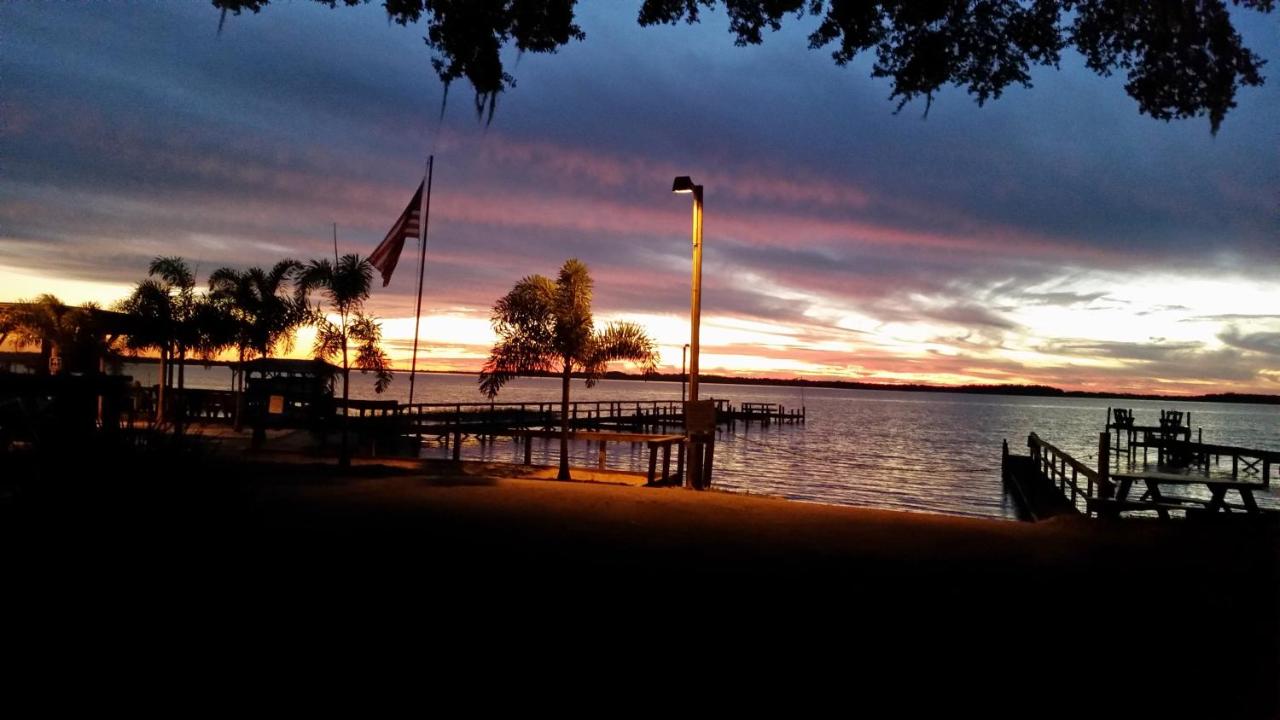 | Lakeside Inn and Cafe