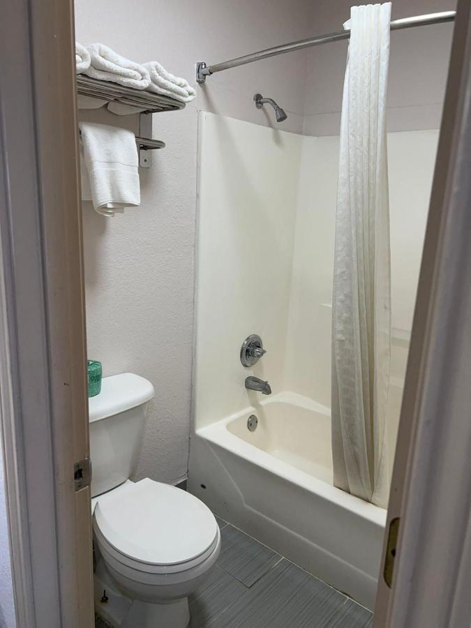 | Country Hill Inn & Suite Eagle Pass