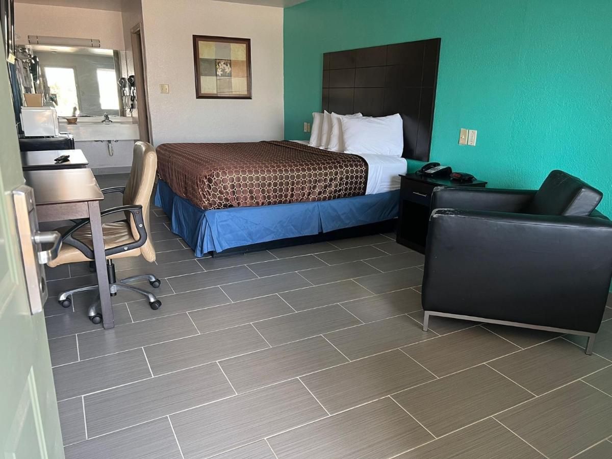 | Country Hill Inn & Suite Eagle Pass