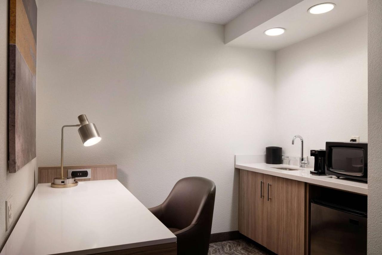 Studio Suite Two Queens at Sonesta Select Seattle Renton Suites