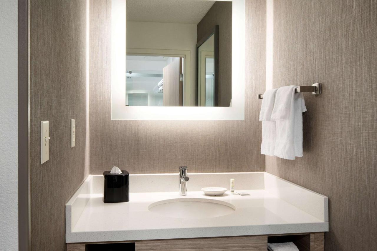 Studio Suite Two Queens at Sonesta Select Seattle Renton Suites