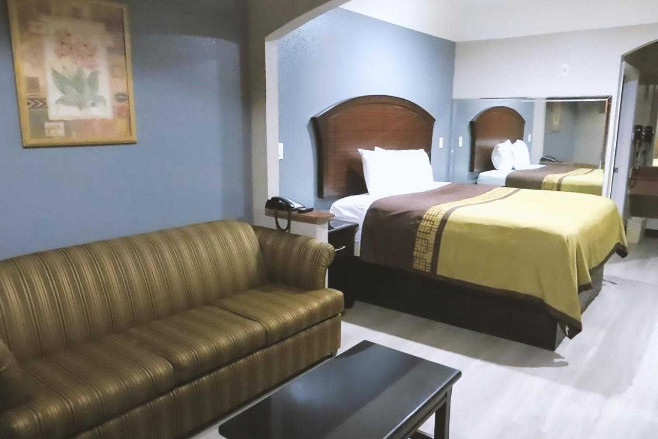 Deluxe King Room at Blue Way Inn & Suites By Jasper Houston