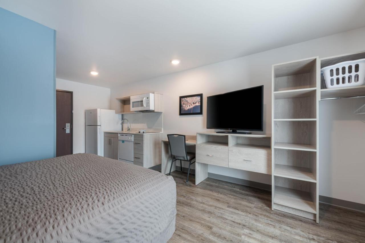 Queen Room with Roll-In Shower - Disability Access/Non Smoking at WoodSpring Suites Concord-Charlotte Speedway