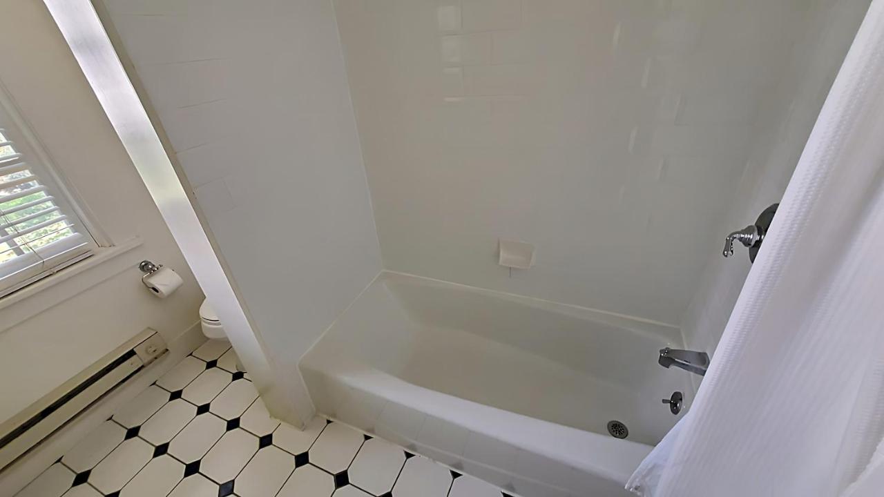 | Four Columns Inn