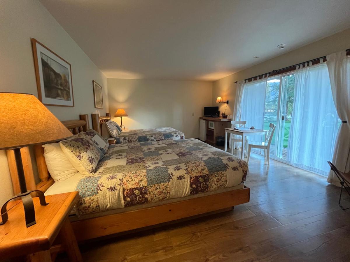 Deluxe Queen Room with Two Queen Beds at River Run Inn